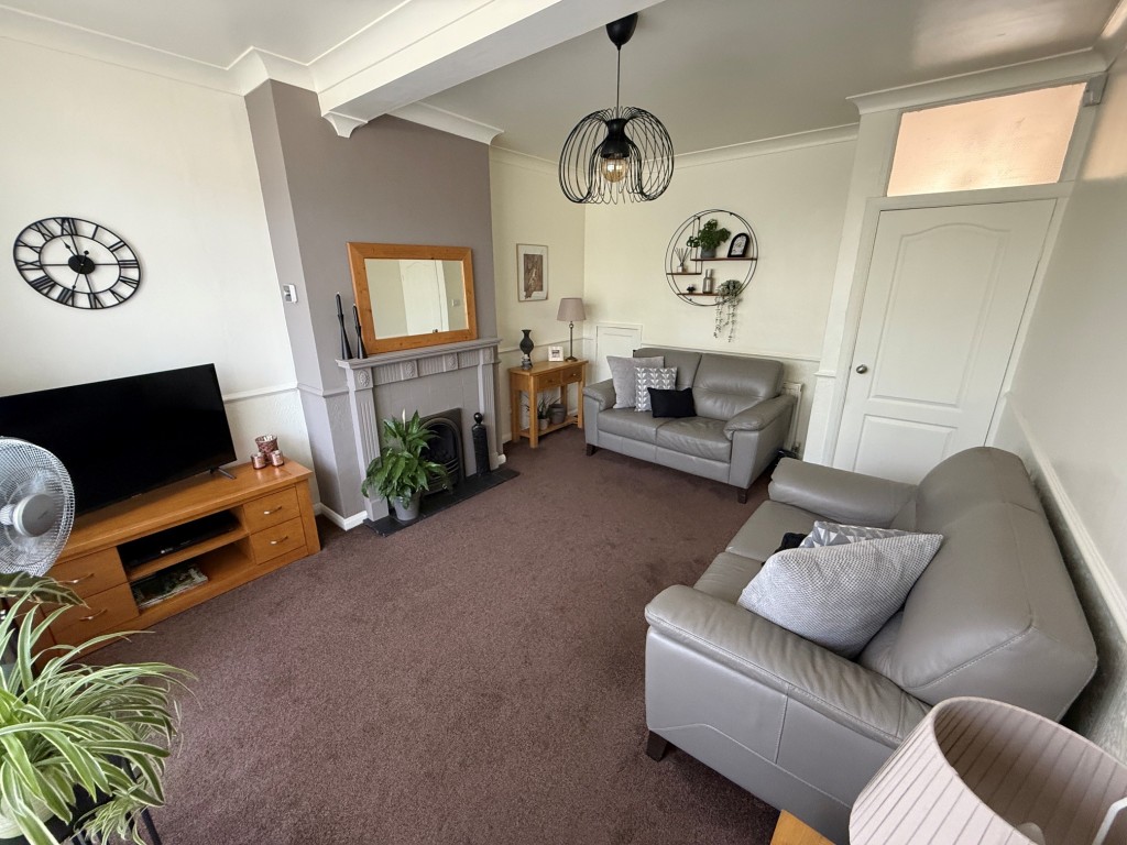 Lot: 1 - GROUND FLOOR TWO-BEDROOM MAISONETTE WITH REAR GARDEN - Living room with French doors to rear garden
